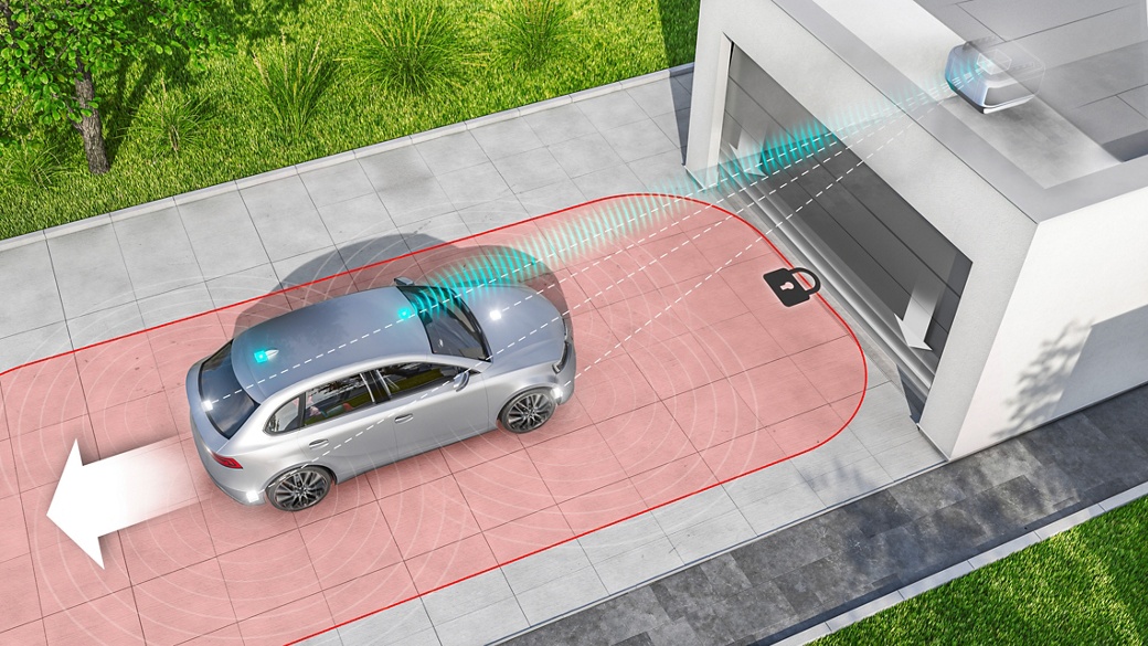 Das Bild zeigt ein Fahrzeug vor einer Garage zum Thema intelligenter Garagenzugang. Die Garage öffnet und schließt sich automatisch, wenn ein Fahrzeug mit der digitalen Zugangslösung von AUMOVIO ein- oder ausfährt.